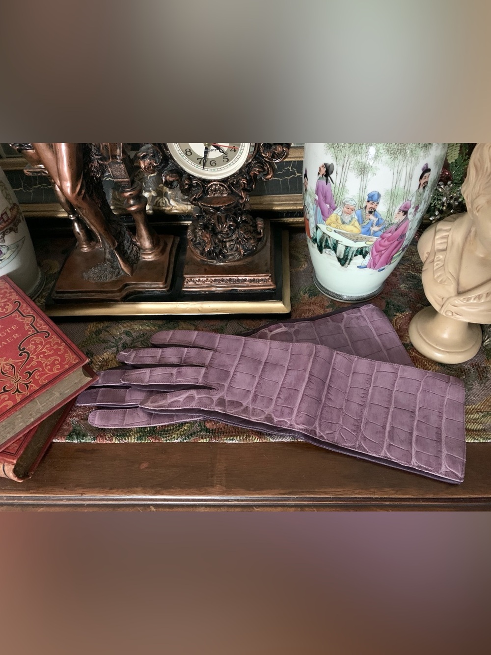 Vintage Elegant Aligator-style Imprinted Plum/Lavender Leather Slim-Fit Gloves